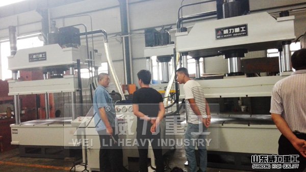 150噸四柱油壓機生產(chǎn)車間