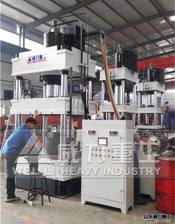 魚餌塊成型四柱油壓機調試狀態(tài)